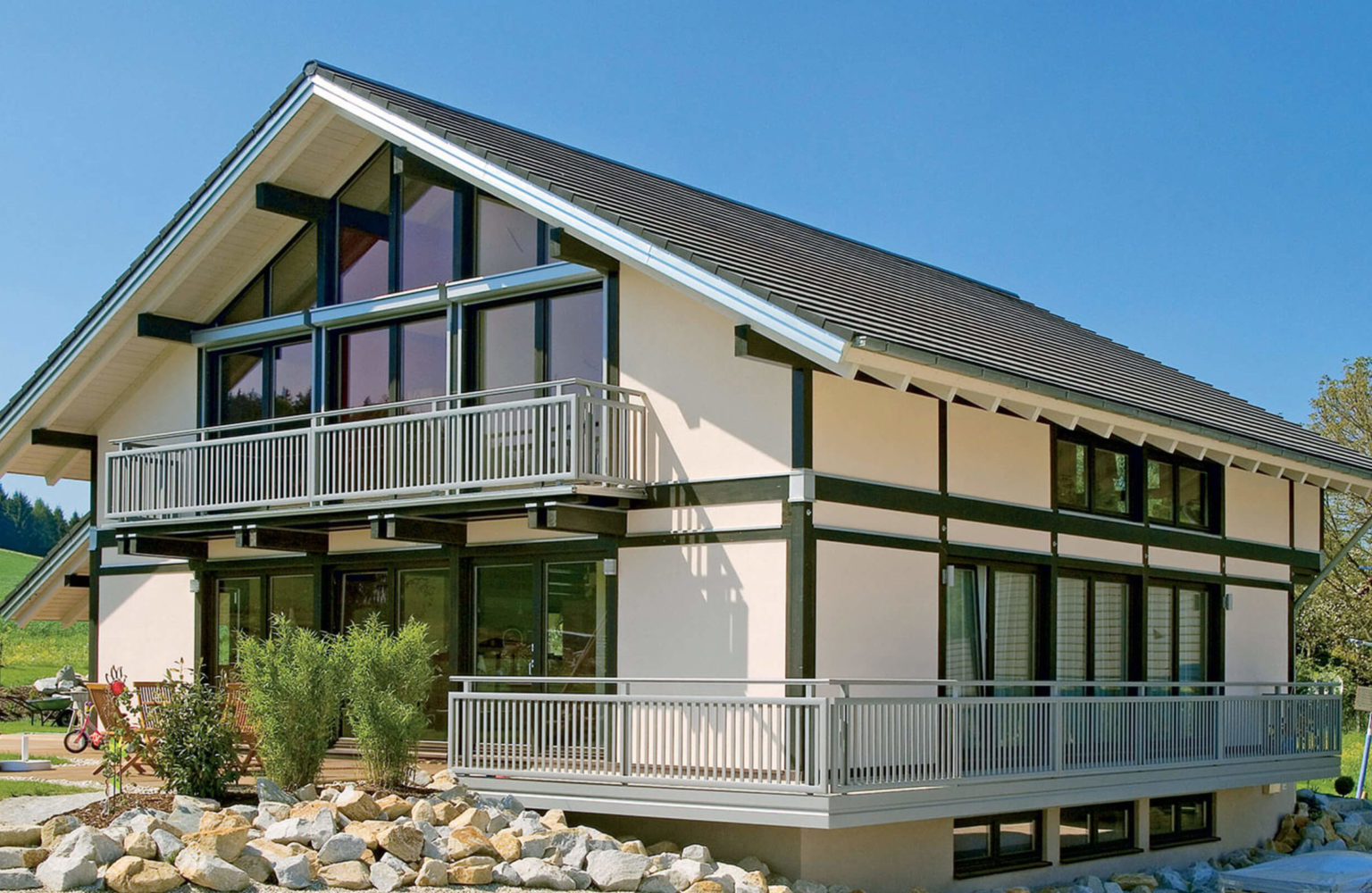 Balkongeländer mit Edelstahl Handlauf und senkrechten Latten - Alubalkon Alu Select Ravenna