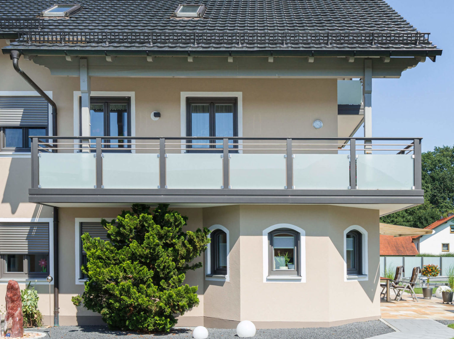 Alu Balkongeländer mit Edelstahl-Streben und Glas-Füllung - Alubalkon Alu Design Casa Linea