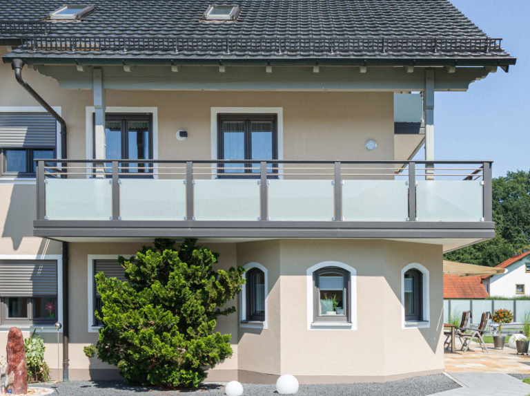 Alu Balkongeländer mit Edelstahl-Streben und Glas-Füllung - Alubalkon Alu Design Casa Linea