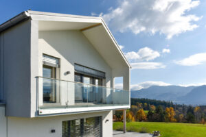 Glas Balkongeländer rahmenlos mit Alu Handlauf in puristischem, edlem Design - Alubalkon Alu Design Pure