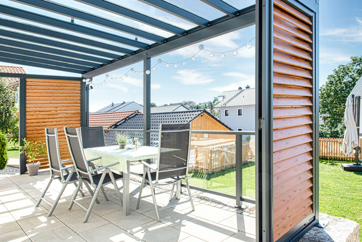 ueberdachung terrasse mit gelaender und lamellen sichtschutz alu in holzoptik